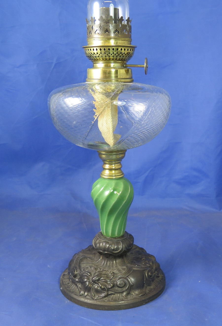 antique oil lamp 4095